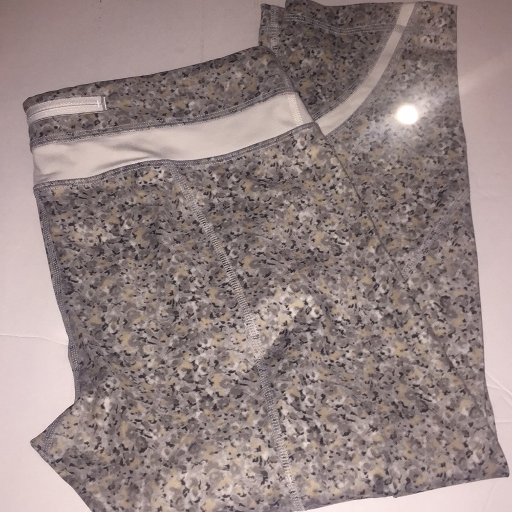 Lululemon capris inspire crop size 8 yoga fitness